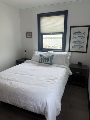 2 bedrooms, free WiFi, bed sheets - Relaxing Lakeside Cabin Retreat on Lake Champlain (Rouses Point)
