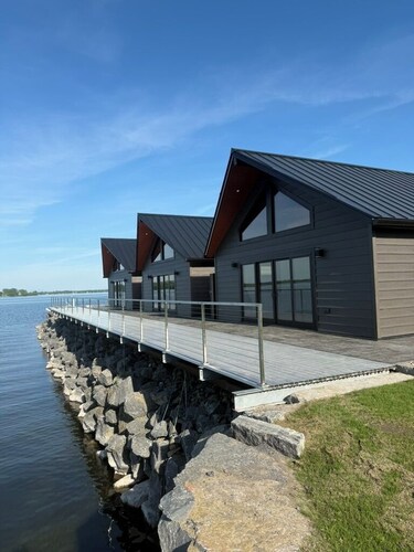 Relaxing Lakeside Cabin Retreat on Lake Champlain
