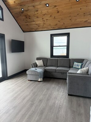 Smart TV - Relaxing Lakeside Cabin Retreat on Lake Champlain (Rouses Point)