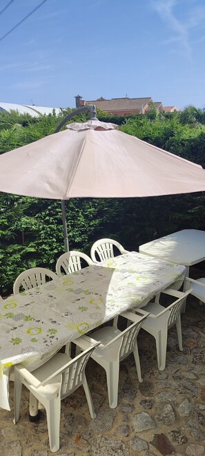 Outdoor dining - Casas do Maranhão: rural retreat with pool 2 km from the beach, family peace! (Póvoa de Varzim)