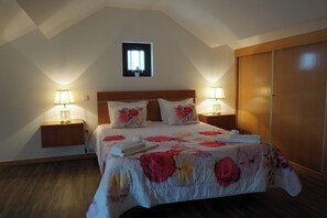 Room - Casas do Maranhão: rural retreat with pool 2 km from the beach, family peace! (Póvoa de Varzim)