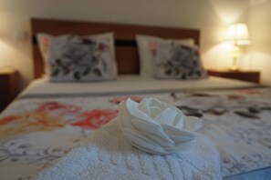 4 bedrooms, iron/ironing board, travel cot, free WiFi - Casas do Maranhão: rural retreat with pool 2 km from the beach, family peace! (Póvoa de Varzim)