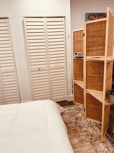 Cozy Studio in Prime Location-WalkEverywhere ! Restaurants,,Hosp,Supermarkets