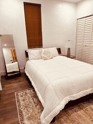 1 bedroom, iron/ironing board, free WiFi, bed sheets - Cozy Studio in Prime Location-WalkEverywhere ! Restaurants,,Hosp,Supermarkets (Kendall)
