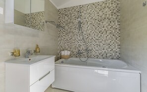 Shower, hair dryer, towels, toilet paper - Lotus Elite Villa with Pool & Jacuzzi 7 (Pula)