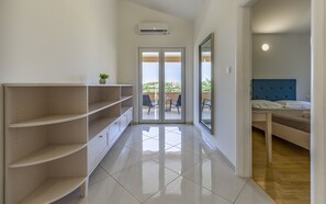 4 bedrooms, iron/ironing board, travel cot, free WiFi - Lotus Elite Villa with Pool & Jacuzzi 1 (Pula)