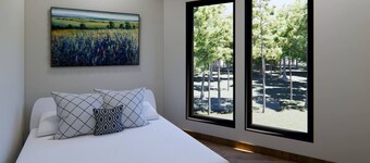 Outlook Treehouse w/Sauna & Steam Shower on Lavender Farm