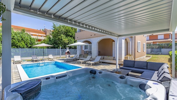 A swimming pool with a hot tub, lounge chairs, and umbrellas. - Lotus Elite Villa with Pool & Jacuzzi 3 (Pula)