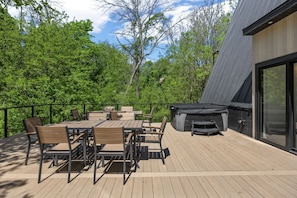 Outdoor dining - Summit Treehouse & Lavender Farm (Oxford)