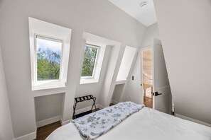 3 bedrooms, desk, WiFi