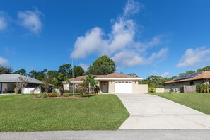 Exterior - Sebring Race Special for up to 7 guests . Cozy, Bright & Comfortable 3-bedroom.  (Lake Placid)