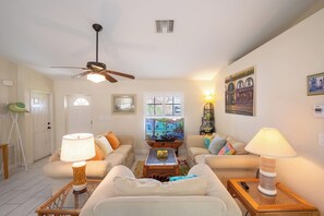 Living area - Sebring Race Special for up to 7 guests . Cozy, Bright & Comfortable 3-bedroom.  (Lake Placid)