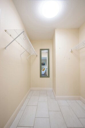 Interior - Sebring Race Special for up to 7 guests . Cozy, Bright & Comfortable 3-bedroom.  (Lake Placid)