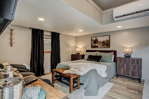 Luxurious & Cozy 2-bedroom cottage with HOT TUB in Stillwater