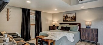 Luxurious & Cozy 2-bedroom cottage with HOT TUB in Stillwater