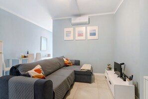 TV - Apartment 'Sun7set' near the beach with Wi-Fi and air conditioning (Quarteira)