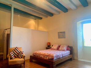 Room - Castle 'Chambre 1' with Shared Terrace, Private Garden and Wi-Fi (La Boixe)