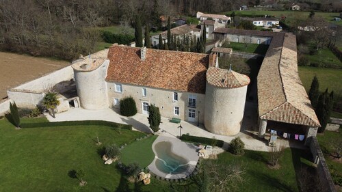 Chambre 1 au château avec terrasse partagée, jardin privé et Wi-Fi