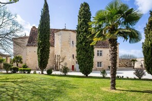 Exterior - Room 2 in Château with Shared Terrace, Private Garden, and Wi-Fi (La Boixe)