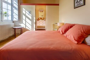 Room - Castle 'Chambre 3' with Shared Terrace, Private Garden and Wi-Fi (La Boixe)