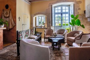 Interior - Castle 'Chambre 3' with Shared Terrace, Private Garden and Wi-Fi (La Boixe)