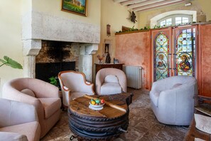 Interior - Castle 'Chambre 3' with Shared Terrace, Private Garden and Wi-Fi (La Boixe)