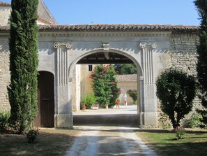 Exterior - Castle 'Chambre 3' with Shared Terrace, Private Garden and Wi-Fi (La Boixe)