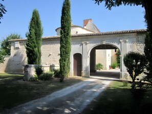 Exterior - Castle 'Chambre 4' with Shared Terrace, Private Garden and Wi-Fi (La Boixe)