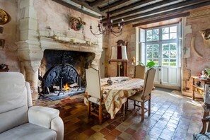 Interior - Castle 'Chambre 4' with Shared Terrace, Private Garden and Wi-Fi (La Boixe)