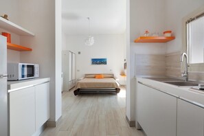 Kühlschrank, Mikrowelle, Herdplatte, Geschirrspüler