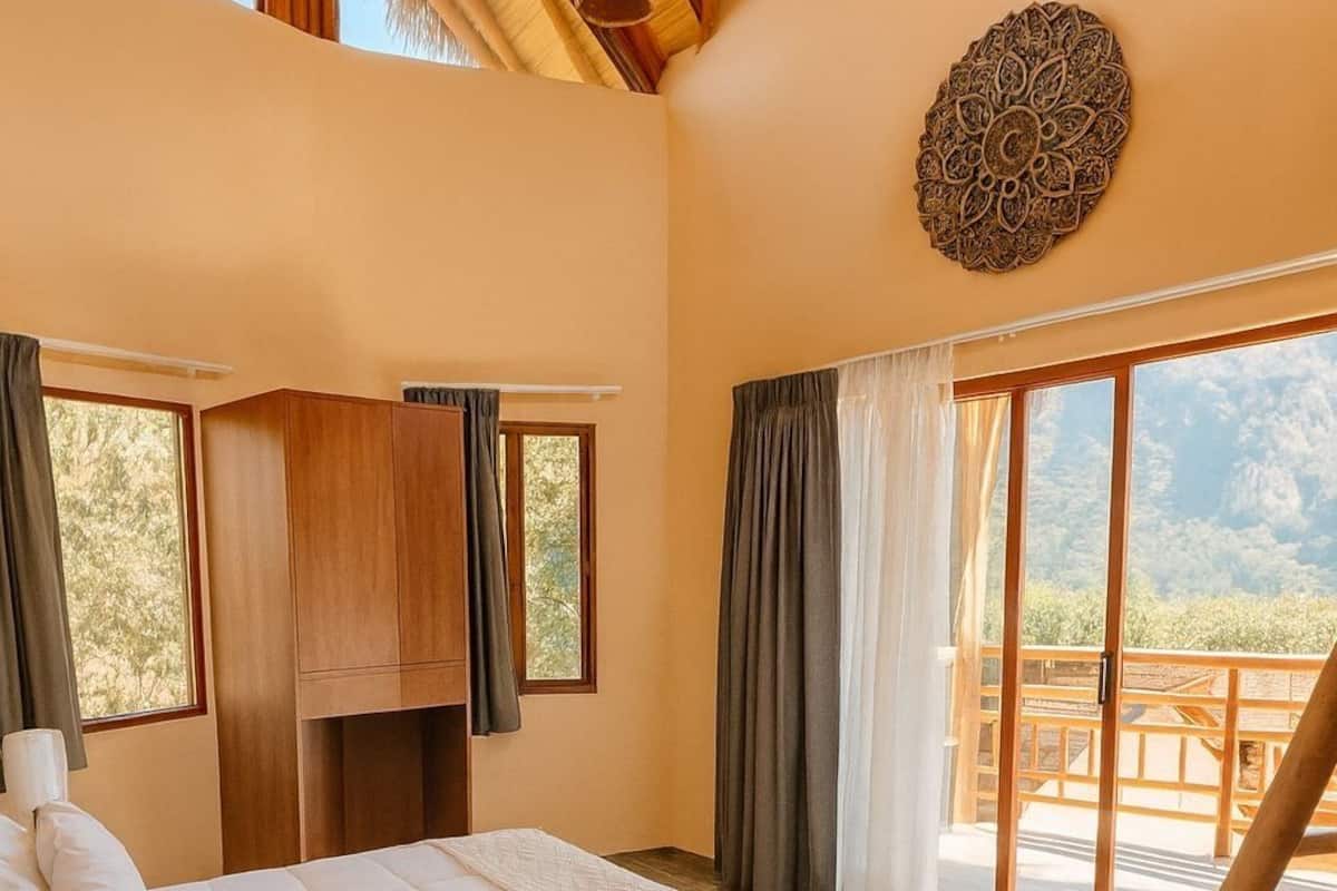 Studio tiện nghi đơn giản, ban công, quang cảnh núi