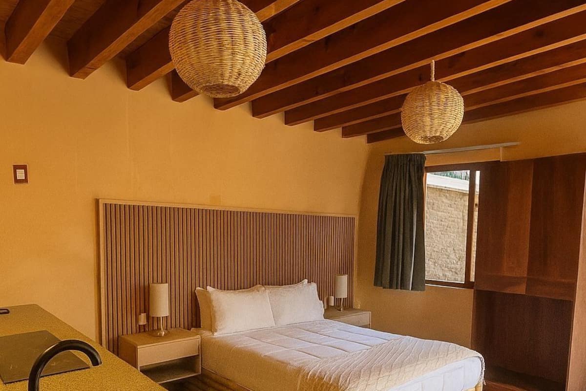 Studio tiện nghi đơn giản, ban công, quang cảnh núi