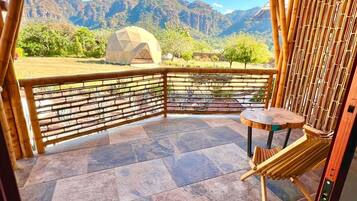 Habitación cuádruple Confort, balcón, vista a la montaña | Terraza o patio