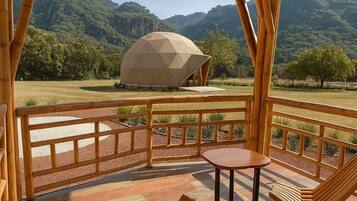 Quarto casal conforto, sacada, vista para a montanha | Terraço/pátio