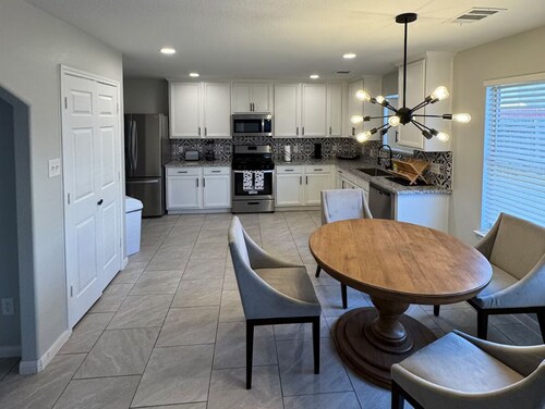 Modern Home • Peaceful & Family Friendly 290/1960