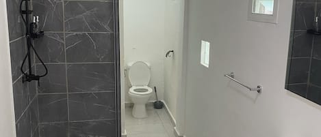 Handtücher, Seife, Toilettenpapier