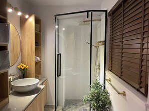 Shower, hair dryer, bidet, towels - Stylish designer 3-bedroom home in convenient Burnaby Metrotown neighborhood (Burnaby)