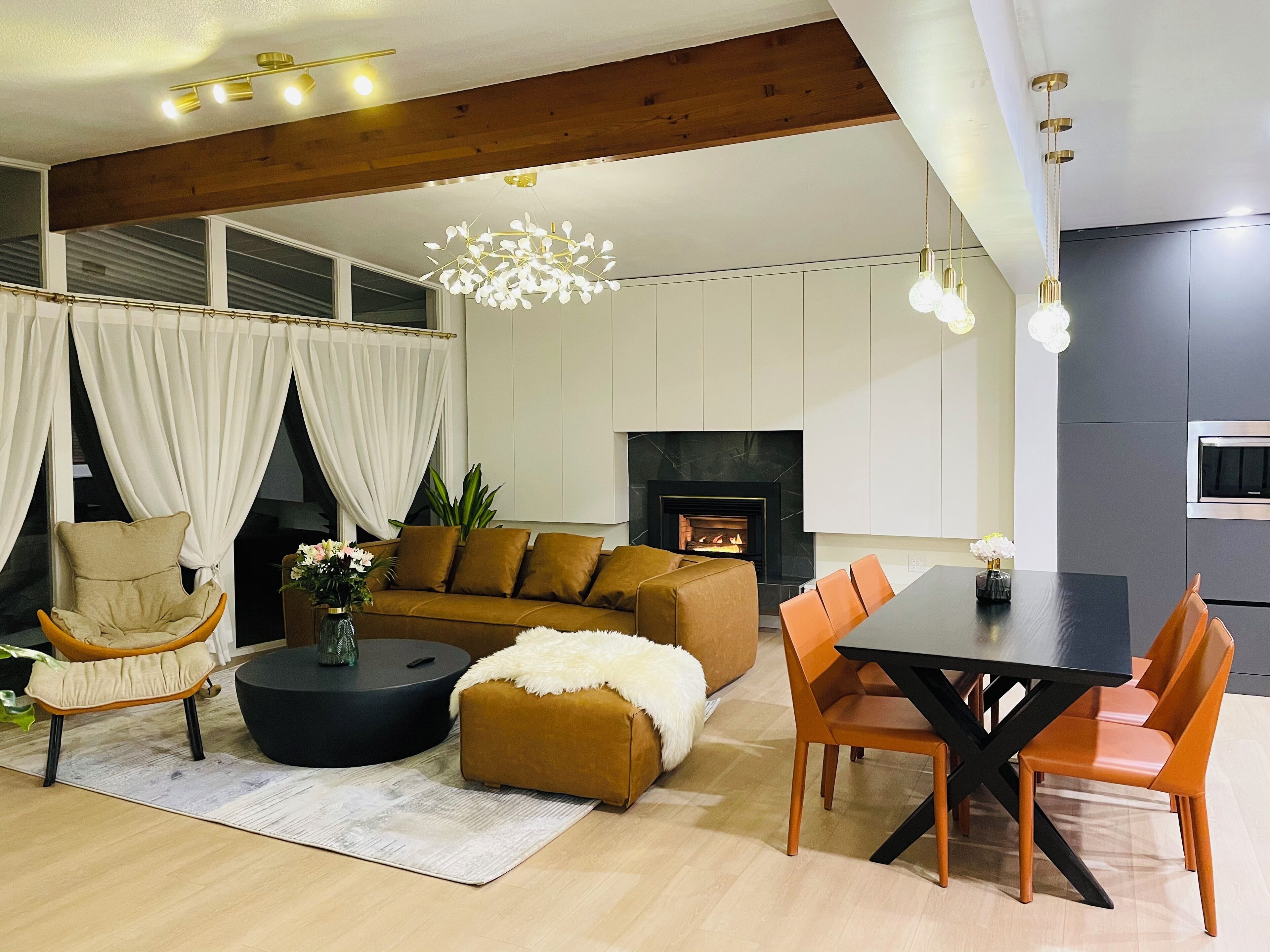 Stylish Designer 3-bedroom Home In Convenient Burnaby Metrotown Neighborhood - Burnaby