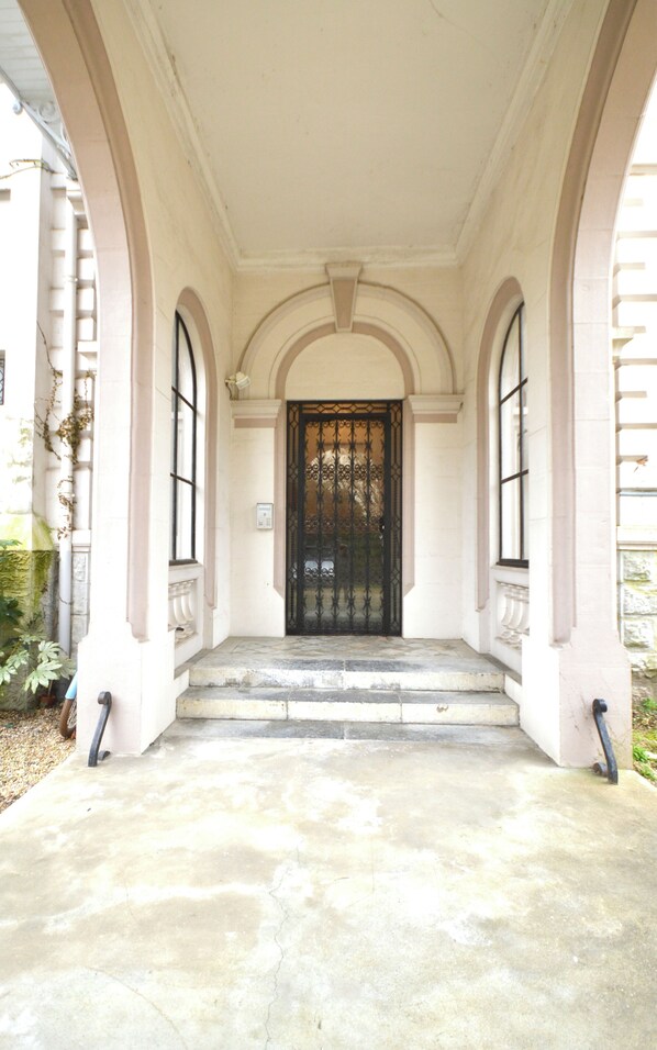 تفاصيل الفندق من الخارج