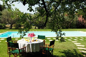 Outdoor dining - Masseria dei Paternostro - Private Sicilian Estate with Pool near Corleone (Corleone)