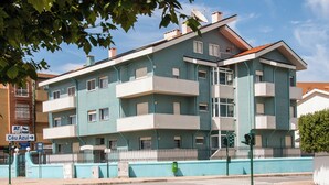 A multi-story building with balconies, a gated entrance, and a street view. - Apartamentos Turísticos Céu Azul (Vila Nova de Gaia)
