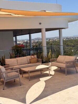 Terrace/patio - Stylish One-Bedroom Studio Apartment with Rooftop Pool & Ocean Views (Mombasa)