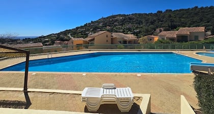 Mazet 6 persons in duplex, Cavalaire height. Air-conditioned with swimming pool.