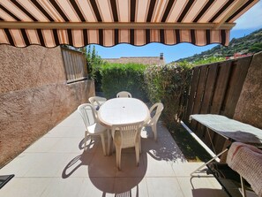 屋外ダイニングエリア