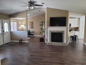 Interior - Adorable chalet with pool 4 min from Weeki Wachee (Spring Hill)