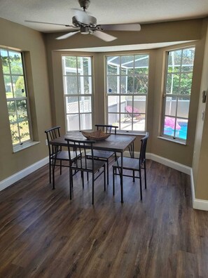 Dining - Adorable chalet with pool 4 min from Weeki Wachee (Spring Hill)