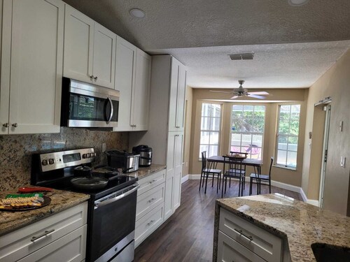 Adorable chalet with pool 4 min from Weeki Wachee