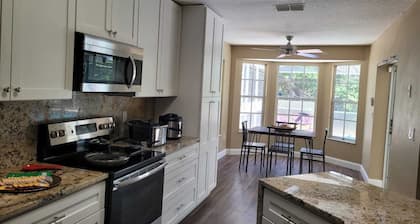 Adorable chalet with pool 4 min from Weeki Wachee