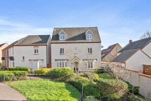 Un quartier résidentiel composé de maisons individuelles dotées de toits en pente et de nombreuses fenêtres.