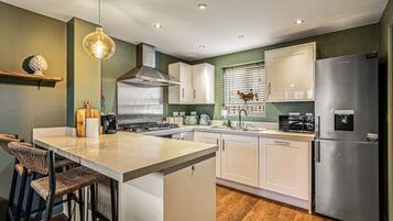 Fridge, microwave, oven, dishwasher